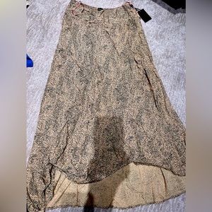 Stretchy flowy waist skirt perfect with black tank top and jean jacket